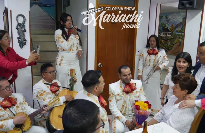 Grupo de mariachis en una fiesta de quince años en Barranquilla