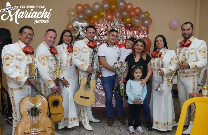 Mariachi tocando para una pareja de recién casados en su boda en Barranquilla