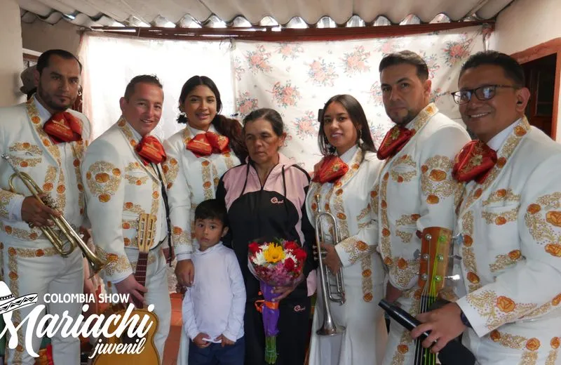 Mariachis cantando en un cumpleaños a domicilio en Barranquilla