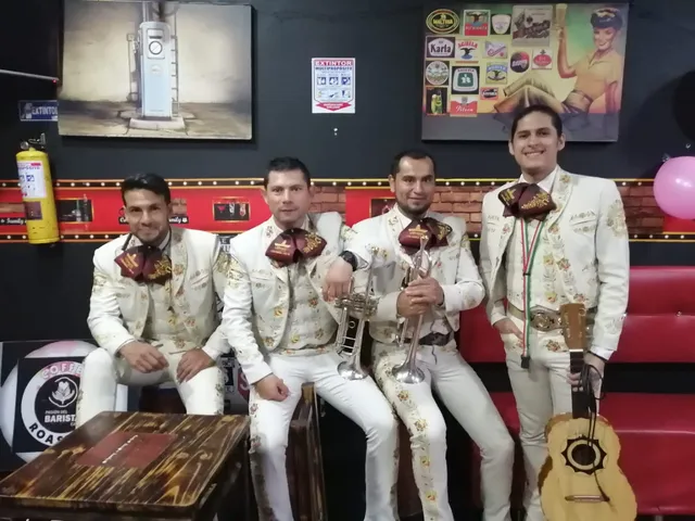 Músicos de mariachi en Barranquilla con trompetas y guitarrón listos para una presentación
