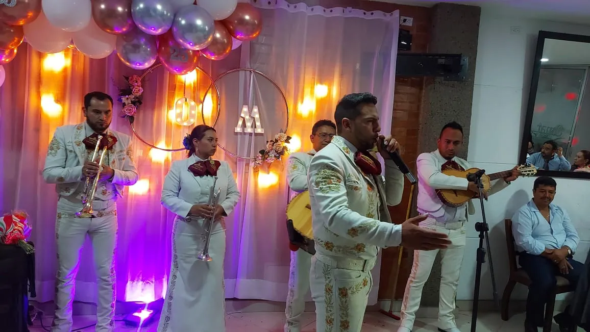 Mariachis en Barranquilla del grupo Colombia Show tocando música mexicana en vivo